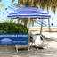 Parasol portatif portable, système à hauteur réglable et inclinable, auvent protégé 40+, 2 crochets pour porte-gobelets, parasol ventilé à rayures bleues blanches, fonctionnel, auvent