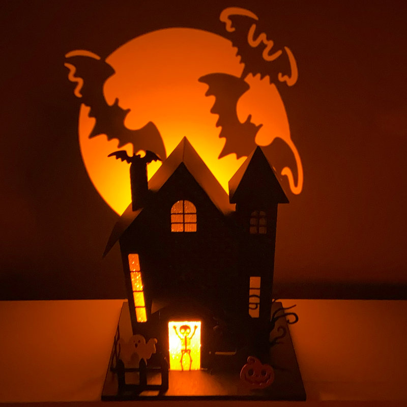 Maison hantée d'Halloween avec projection de chauve-souris