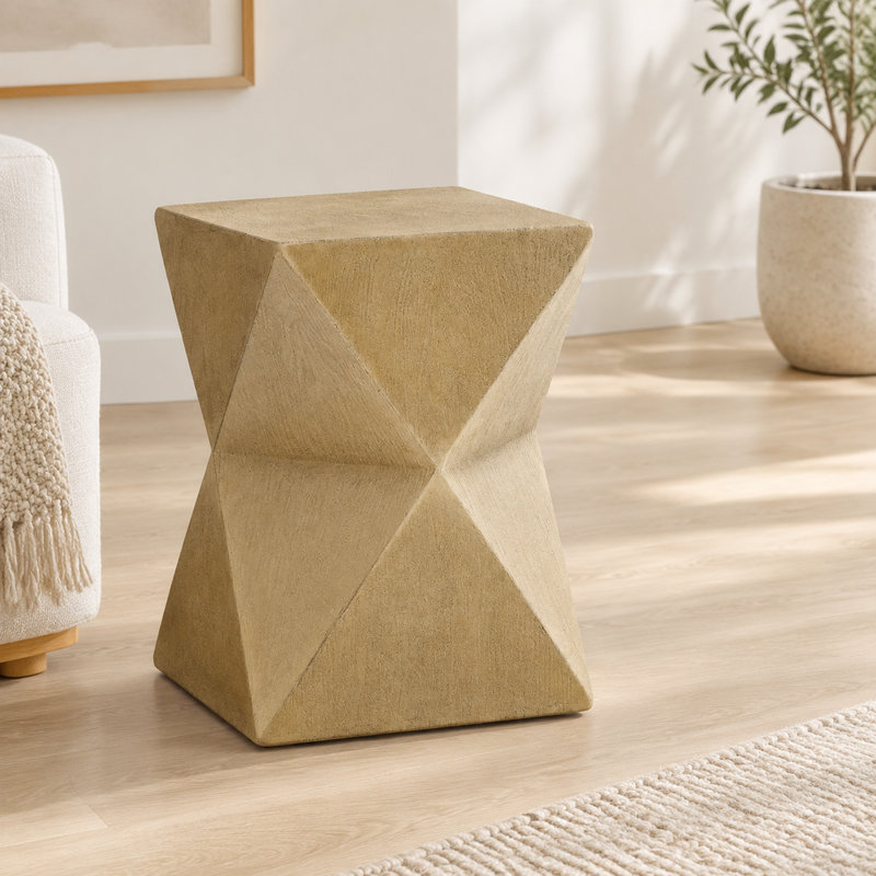 Table d'appoint en béton naturel de 36,6 cm (14,39 po) avec symétrie prismatique et texture lisse à grain de bois