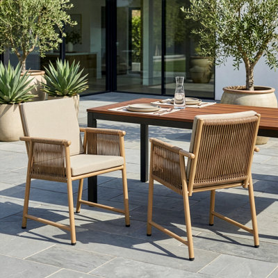 Ensemble de 2 chaises d'extérieur Bianca avec accoudoirs en rotin synthétique tissés à la main