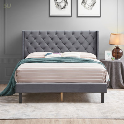 Grand lit avec capitonnage à boutons en velours et lattes, base en bois gris