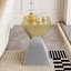 Table d'appoint moderne en acier inoxydable brossé, au design abstrait, pour une maison tendance.