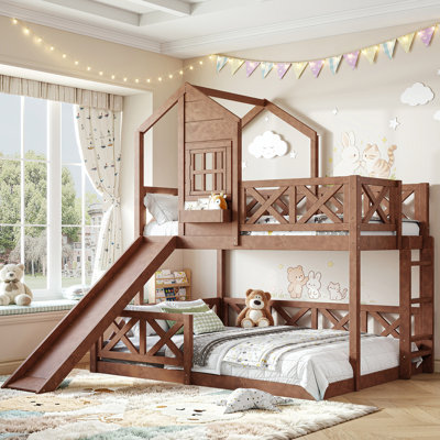 Lit superposé simple au-dessus de double PlayNook avec clôture en filet et espace de rangement PlayNook