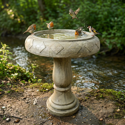 Bain d'oiseaux sur pied en béton autoportant de 23,2 pouces, bain d'oiseaux en pierre rétro en relief pour décoration de jardin extérieur