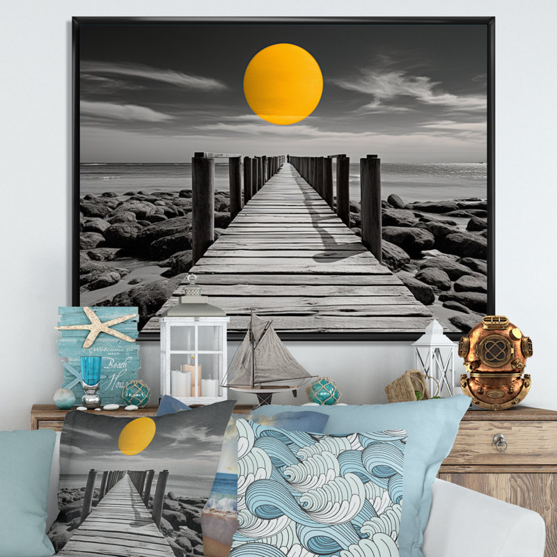 Klavdiya Beach Pier Point de vue noir VI, H 24 po x l 32 po x P 1 po, Cadre flottant noir