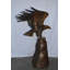 Statue en aigle Neillsville Landing on a Rock - Taille: L 51 po x l 36 po x H 58 po.