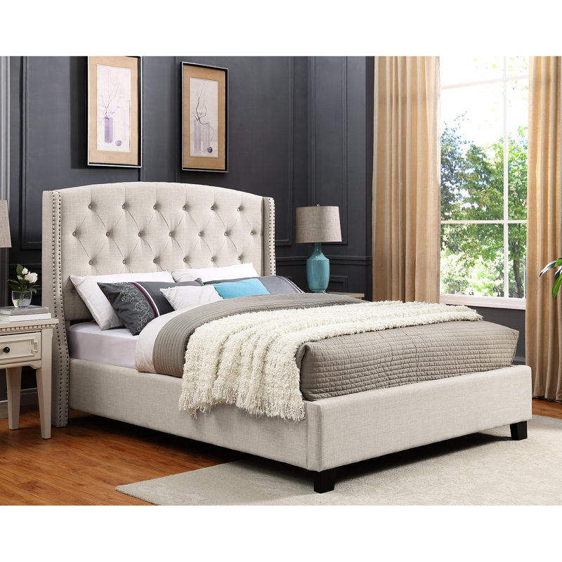 Grand lit tapissier à oreilles tapissier beige avec détail de boutons - centre de table luxueux élégant
