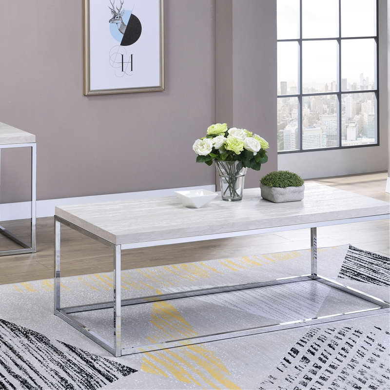 Table basse élégante avec ornement en chêne et base rectangulaire de style traîneau