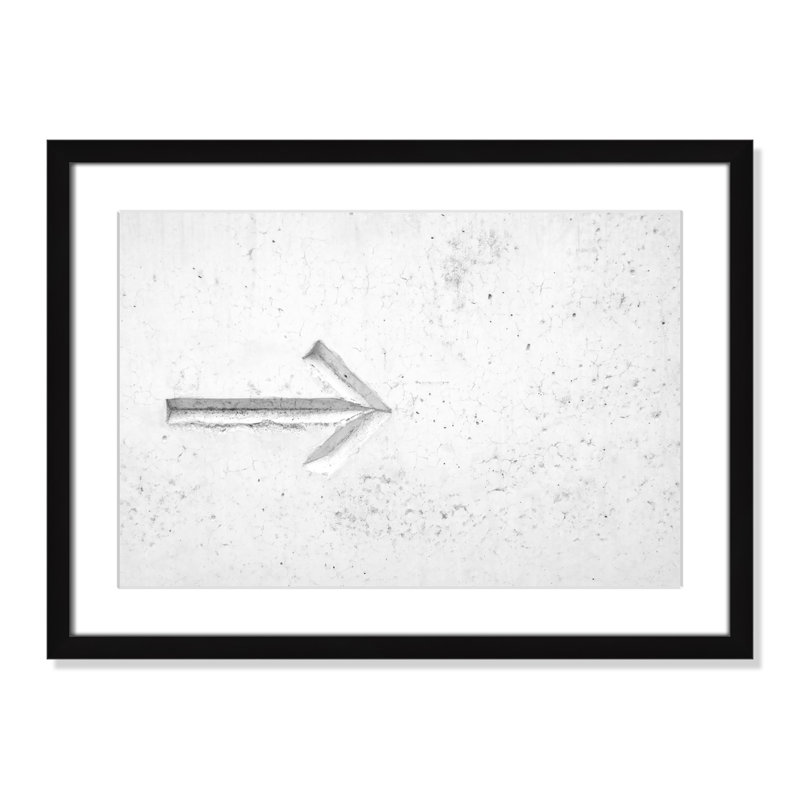 Flèche sur fond blanc par Nik, Blanc, Cadre noir, H 17 po x l 23 po x P 1,25 po