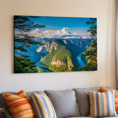 Toile, vue panoramique à couper le souffle sur une rivière sereine qui serpente à travers des luxuriantes vertes vallée et des falaises imposantes, encadrée par une toile