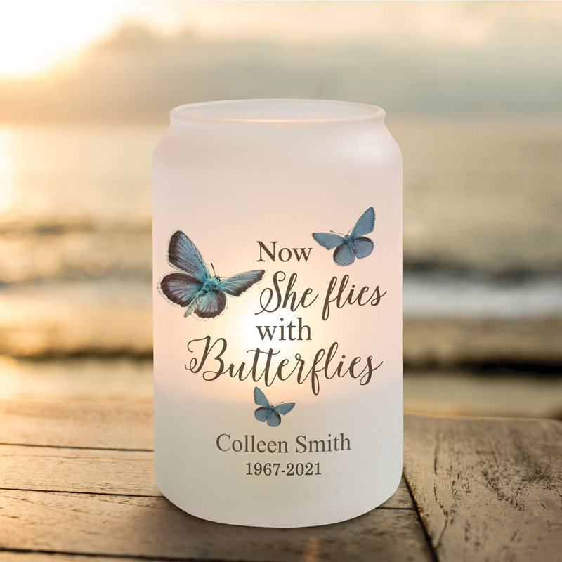 Maintenant, elle vole avec des papillons avec porte-bougie en verre givré commémoratif avec nom personnalisé et années pour présentation de couloir ou décoration de table, 13 oz 2,5 x 5