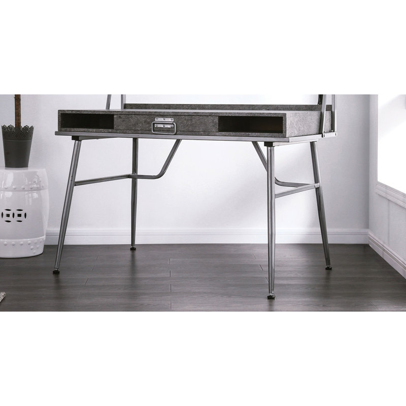Bureau de style industriel, une pièce, un tiroir, deux étagères ouvertes, pieds fuselés, finition argentée.