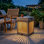 Table d'appoint pour l'extérieur avec couvercle vertical pour réservoir de propane avec lattes verticales, support durable MGO pour réservoirs de gaz standard de 20 lb, table d'appoint carrée avec fentes à poignées pratiques, accessoire de patio fonctionnel