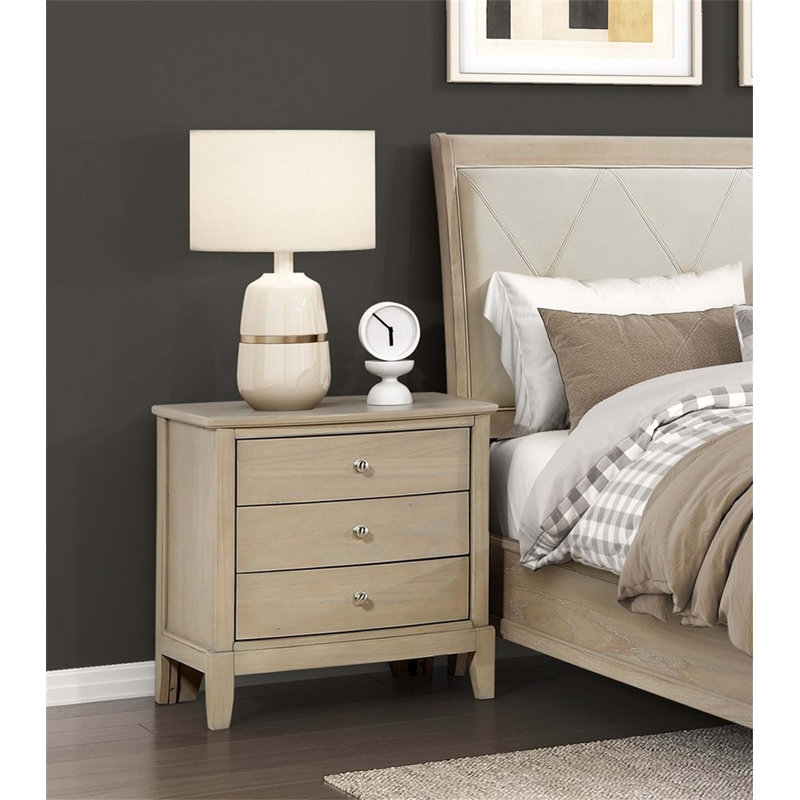 Table de chevet à trois tiroirs Classic Farmhouse, finition beige chaud, espace de rangement durable et spacieux pour la chambre à coucher