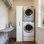 Armoire de rangement escamotable blanche avec roulettes et tiroirs à plusieurs niveaux, pour rangement à côté d'un réfrigérateur