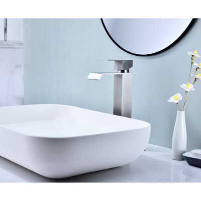 Robinet de salle de bain avec bec cascade, finition en nickel brossé, aérateur de 1,2 gallon par minute, bonde escamotable, facile à installer pour lavabo de meuble-lavabo