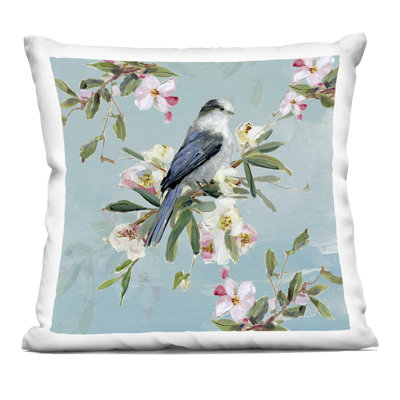 Coussin Pastel Songbird parmi les fleurs, imprimé par Sally Swatland