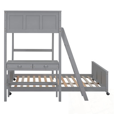 Lit simple superposé au dessus d'un lit double avec bureau