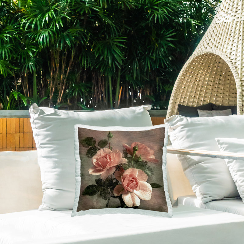 Coussin décoratif d'extérieur imprimé de pétales de rosé rétro par David Pollard