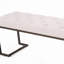Élégant banc capitonné capitonné beige avec pieds en bronze poli, parfait pour les intérieurs modernes et contemporains.-116624843