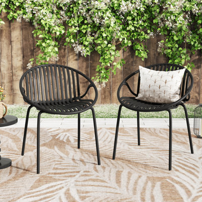 2 chaises de patio empilables, noires. Dossier en plastique respirant. Pieds en métal. Conception moderne et simple. Capacité de charge ergonomique de 300 lb. L 25,32 po x l 23,31 po x H 30,42 po. Assemblage requis 2, pieds +. Art