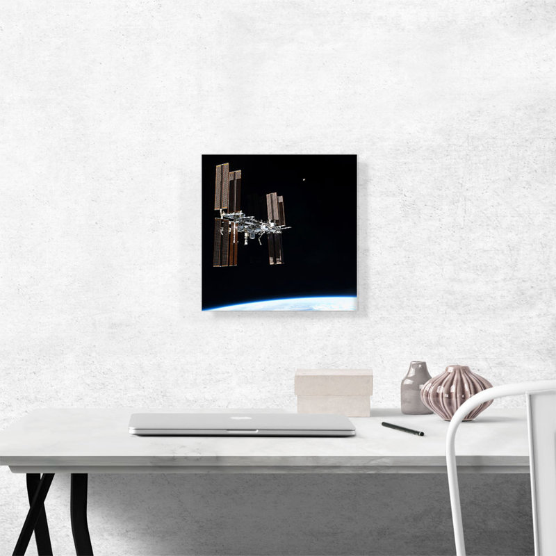 «International Space Station Earth and Moon», reproduction de photo sur toile tendue, H 12 po x l 12 po x P 1,5 po