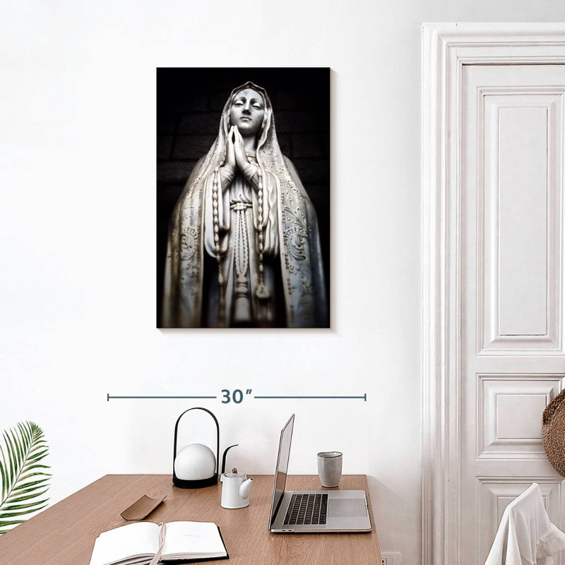 Statue de Marie Leisha, H 30 po x l 20 po