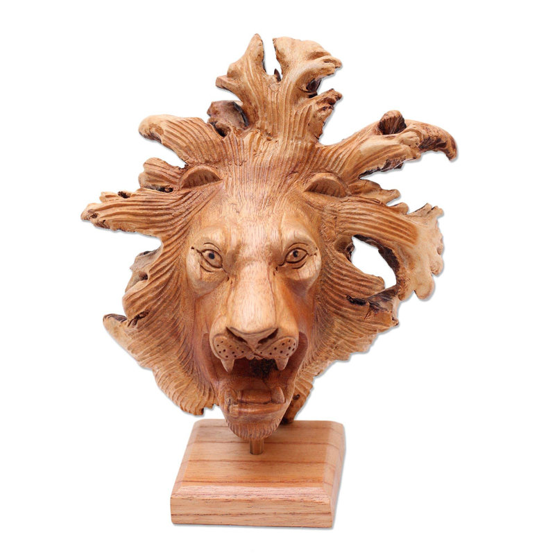 Lion émergent et sculpture sur bois