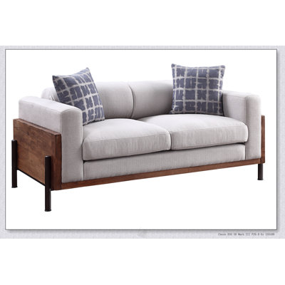 Causeuse Pelton en tissu et finition noyer avec 2 coussins décoratifs, alliant charme rustique et élégance contemporaine pour une vie moderne.