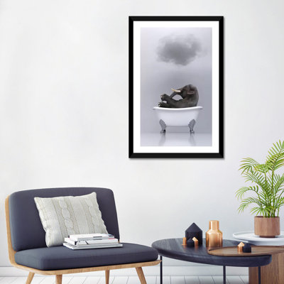 «Elephant Relaxing in the Bath» par Mike Kyiv - reproduction d'art