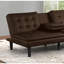 Futon canapé-lit de style contemporain à finition brune, siège convertible en siège capitonné et dossier rabattable avec porte-gobelet USB-362387246