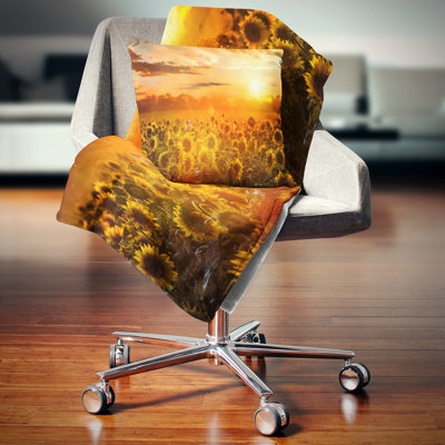 Coussin floral au-dessus des fleurs de soleil