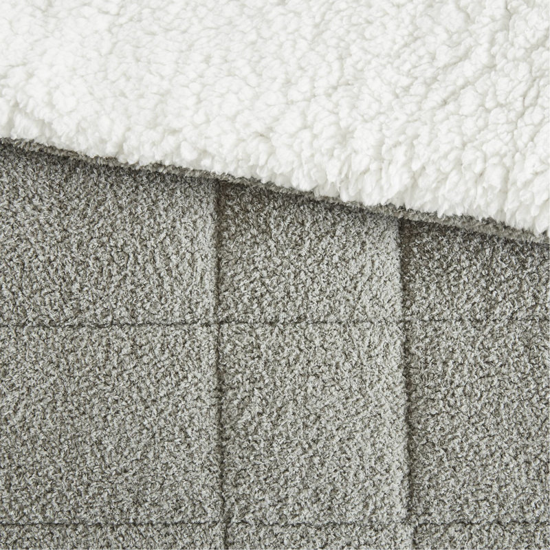 Très grand lit très tendance, simili gris et textiles, 100% extérieur à l'arrière, rembourrage