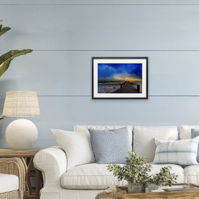 «Sun Breaking Over Sea Pier», reproduction sous verre encadrée, design par Eszra Tanner