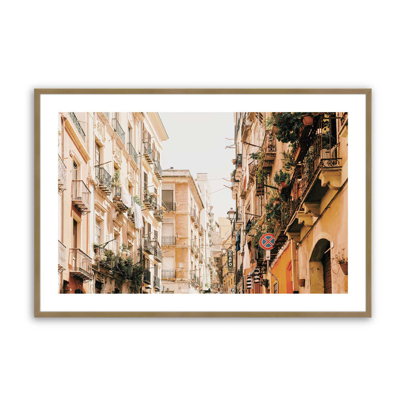 Alleyway Allure Print, Cadre doré brossé, H 17,25 po x l 21,25 po x P 1,25 po