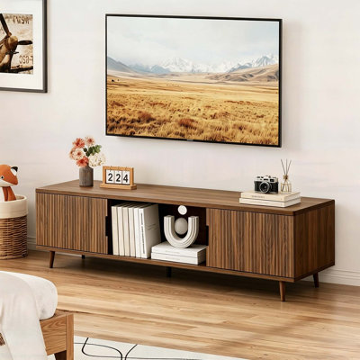 Meuble télé cannelé pour salon, centre de divertissement moderne Mid-Century avec tablettes et armoires ouvertes, finition noyer