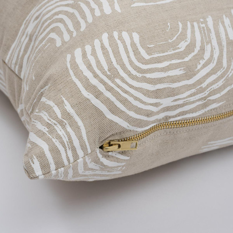 Coussin Schumacher x Caroline Z Hurley Squiggles, H 22 po x l 22 po, Carrée