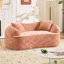 Canapé rose pour deux personnes. Il a des accoudoirs des deux côtés, est livré avec deux coussins, convient aux petits appartements et peut être placé dans le salon ou la chambre à coucher.