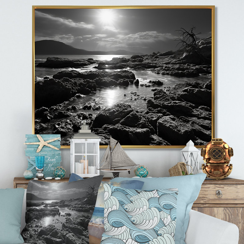 Plage rocheuse noire et blanche sur toile, H 30 po x l 40 po x P 1,5 po, Cadre flottant doré
