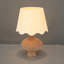 Lampe en résine avec abat-jour festonné