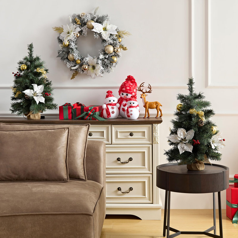 Ensemble de 2 mini sapins de Noël artificiels de 24 po / 2 pi avec 35 lumières, boules de Noël, arc, pommes de pin, minuterie à piles, décorations de Noël pour la maison