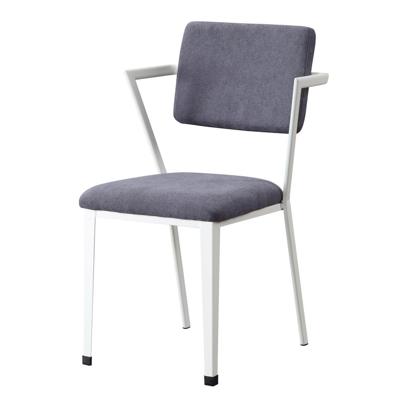Chaise de bureau grise et blanche à dossier ouvert pour une meilleure respirabilité