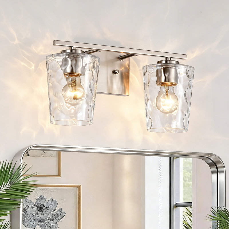 Éclairage pour salle de bain 2 lumières en nickel brossé 15 po avec abat-jour en verre martelé transparent, Nickel brossé