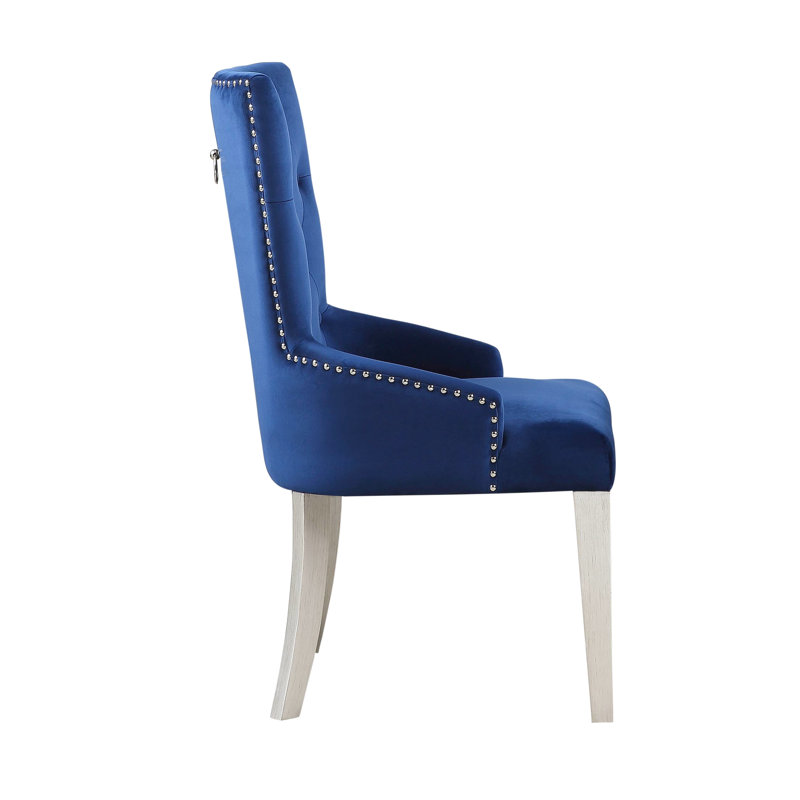 Chaise haute en tissu bleu, finition platine antique, assise rembourrée fixe à hauteur standard, dossier uni, garniture cloutée, anneau de tirage extérieur, ceinture, bouton, accoudoirs bas, piètement en bois