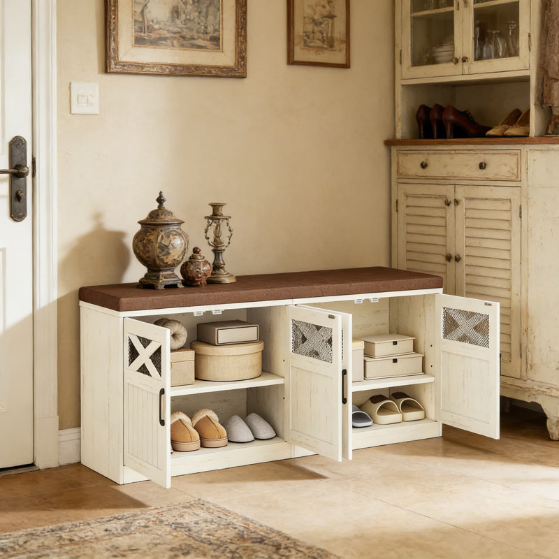 Banc de rangement pour chaussures Farmhouse avec coussin et portes, banc d'entrée avec panneaux en filet ventilé, rangement à 2 niveaux blanc rustique pour la chambre à coucher et le salon