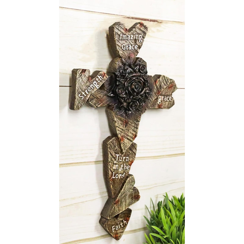 Croix murale rustique avec cœurs en bois et fausses fleurs