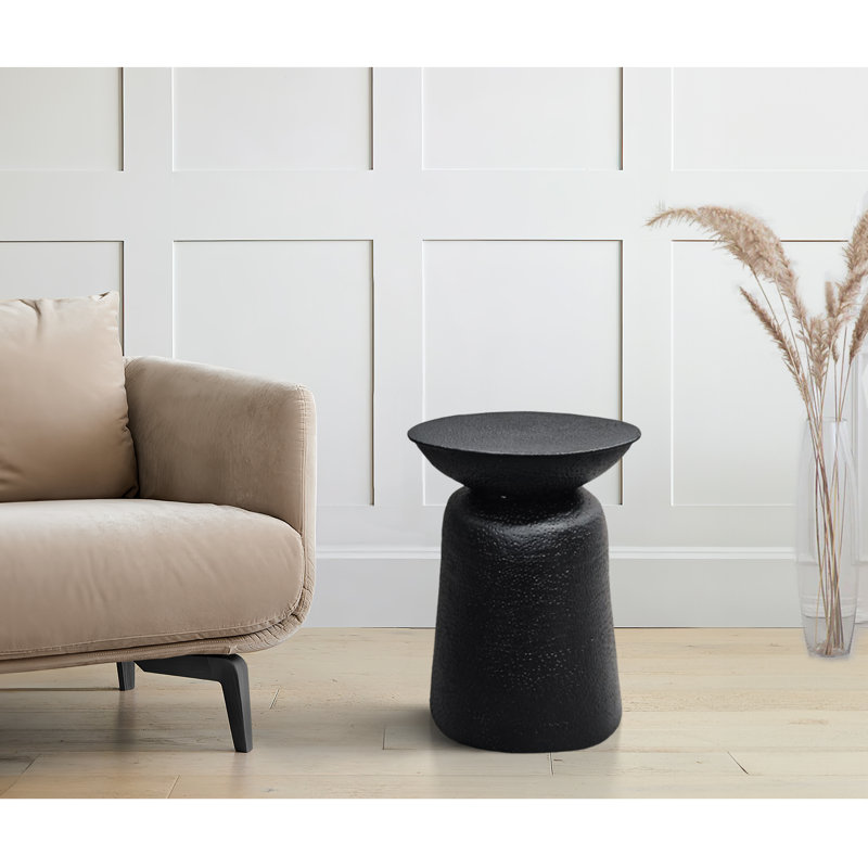 Table de bout Florrie en aluminium noir avec base piédestal