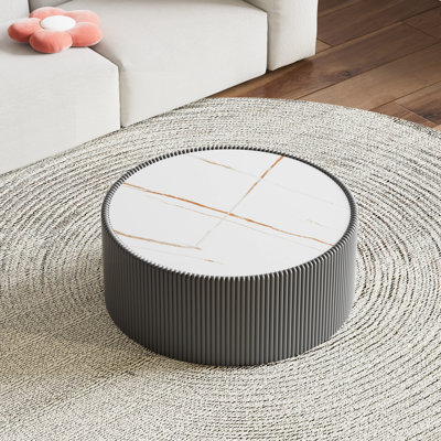 Table basse moderne en cuir clair avec plateau en marbre