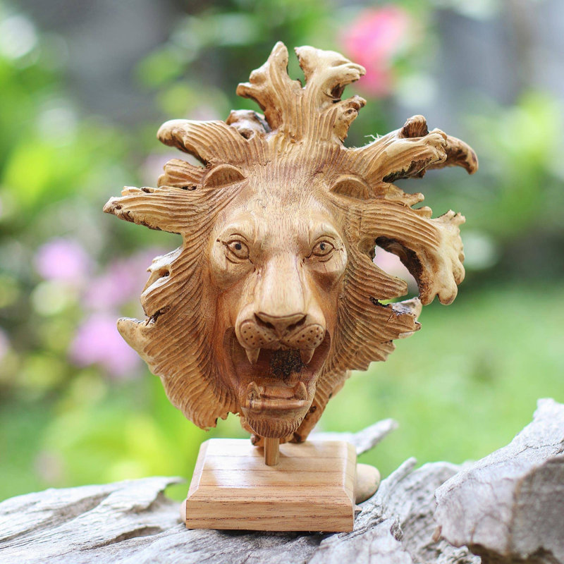 Lion émergent et sculpture sur bois
