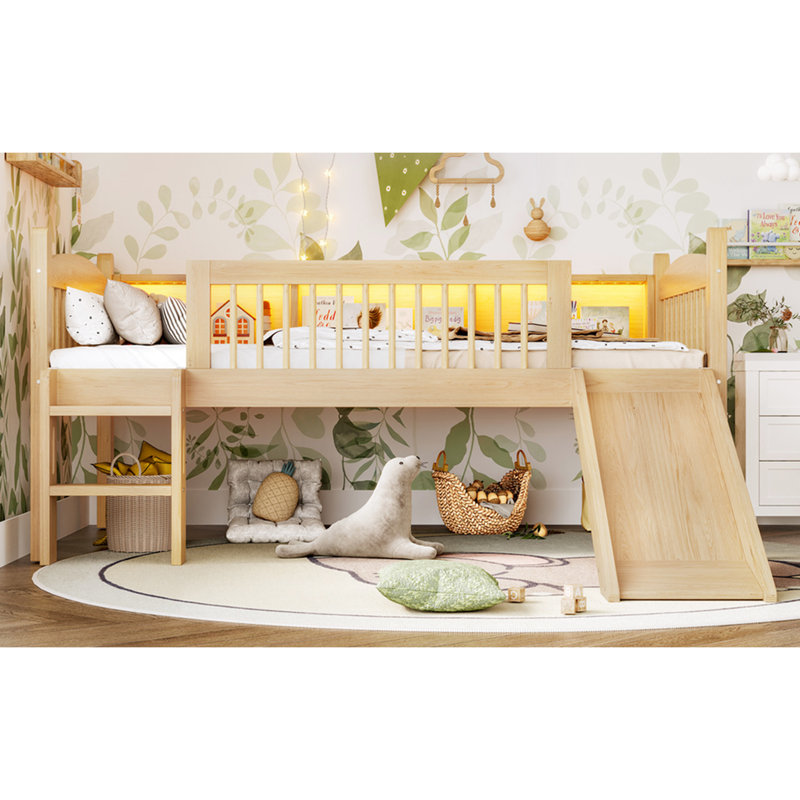 Lit mezzanine simple en bois massif à économie d'espace avec tablettes de rangement, lumières à DEL et garde-corps pleine longueur, convient aux chambres à coucher nécessitant plus de rangement, aspect naturel du bois, sans sommier